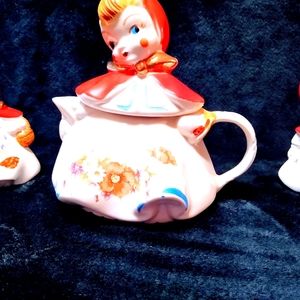 Hull Little Red Riding Hood Tea Pot and S/P set